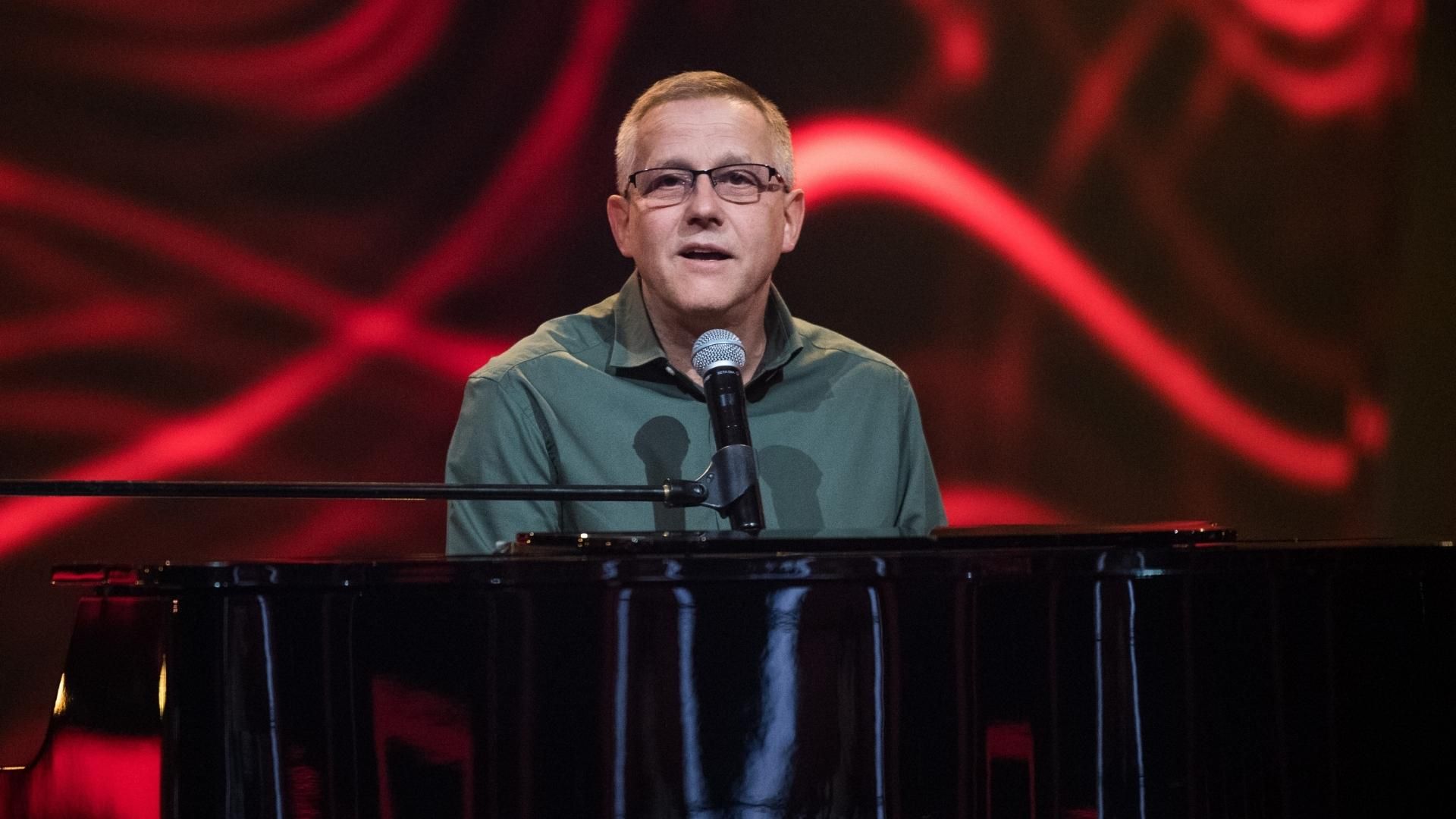 Paweł Jarosz w programie „The Voice Senior” zaśpiewał utwór Carole King „You’ve Got a Friend”, ale to jego więź z córkami i wnuczką wzruszyła trenerów najbardziej. Fot. Waldemar Kompała/ TVP 