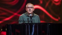 Śpiewający i grający na pianinie Paweł Jarosz. W programie „The Voice Senior” poruszył trenerów swoją wersją „You’ve Got a Friend” Carole King.