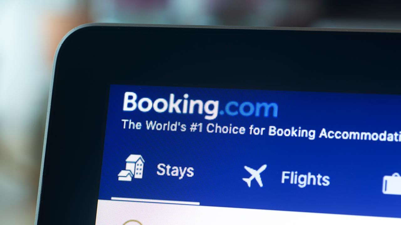 Czarne chmury nad Booking.com (fot. Shutterstock/vovidzha) Czarne chmury nad Booking.com (fot. Shutterstock/vovidzha)