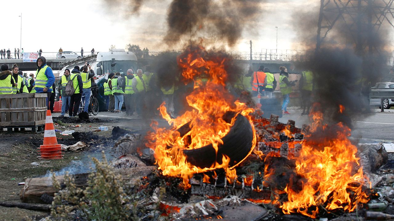 Protesty we Francji trwają od soboty (fot. REUTERS/Jean-Paul Pelissier)