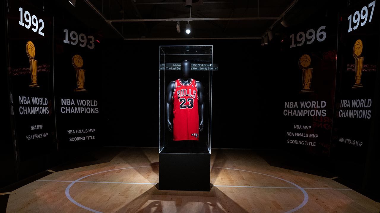 Koszulka Michaela Jordana sprzedana na aukcji (fot.  Alexi Rosenfeld/Getty Images)