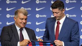 Robert Lewandowski i Joan Laporta podczas oficjalnej prezentacji piłkarza (fot. Getty).