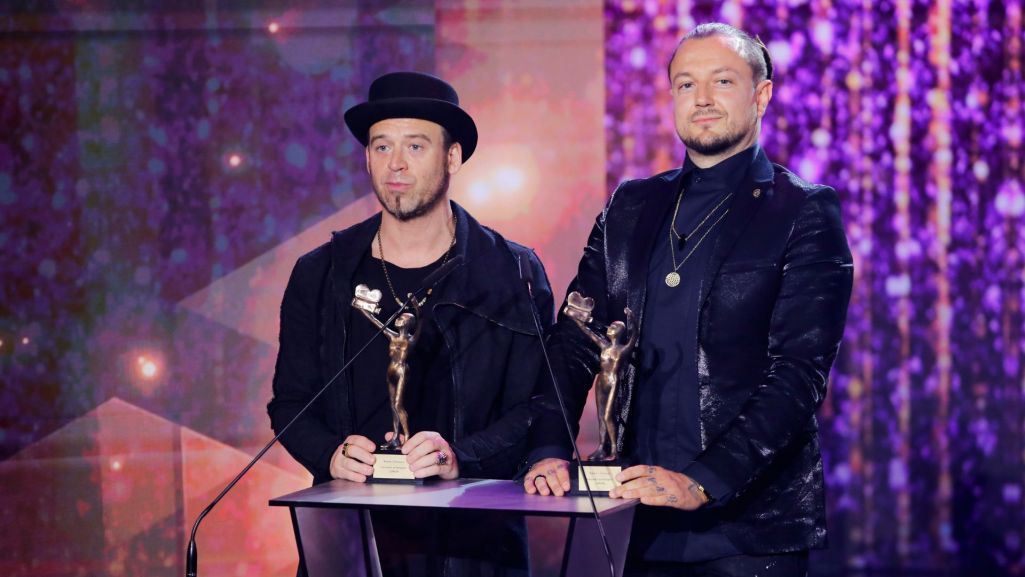 Tomson i Baron to jurorzy programu „The Voice Kids”. W czwartkowy wieczór odebrali zasłużone Telekamery. Fot. Piotr Podlewski/AKPA