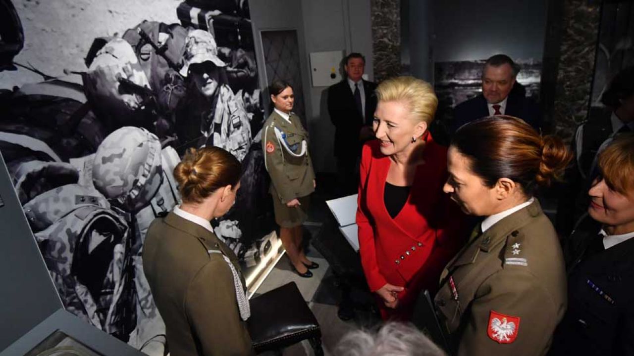 Agata Kornhauser-Duda podczas otwarcia wystawy „My, Kobiety Żołnierze...” (fot. PAP/Bartłomiej Zborowski) Agata Kornhauser-Duda podczas otwarcia wystawy „My, Kobiety Żołnierze...” (fot. PAP/Bartłomiej Zborowski)
