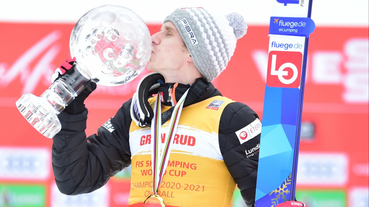 Halvor Egner Granerud trzyma w rękach Kryształową Kulę za zwycięstwo w Pucharze Świata (fot. Getty).