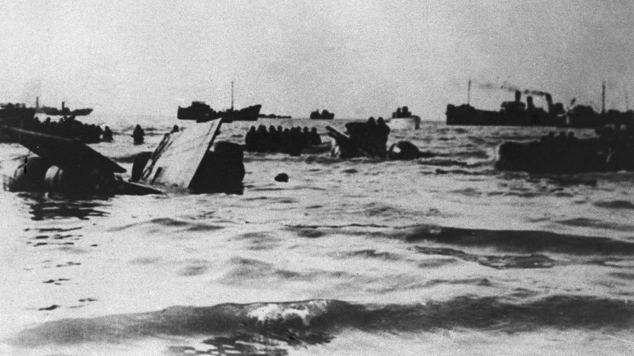 Ewakuacja wojsk brytyjskich z Dunkierki w maju 1940 roku. Fot. Roger Viollet Collection/Getty Images