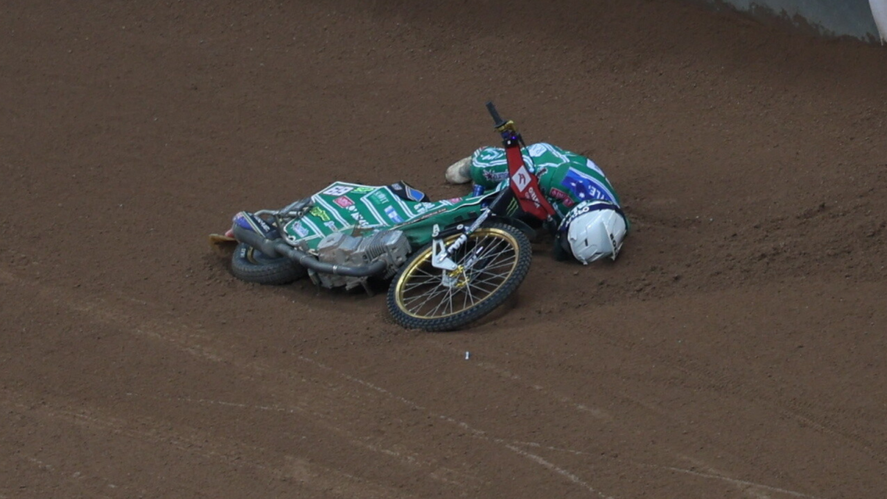 Jason Doyle po upadku na PGE Narodowym w Warszawie (fot.PAP)