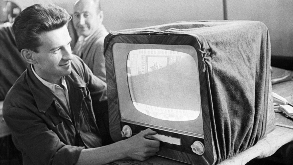 Na zdjęciu jeden z pierwszych telewizorów Polsce (fot. TVP)