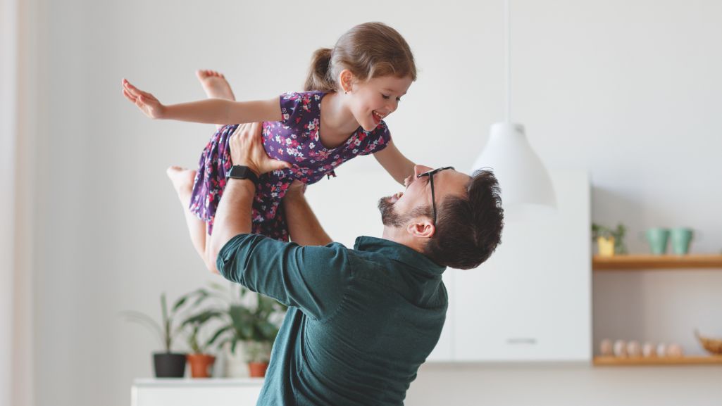 Dzień Ojca to idealna okazja, aby powspominać z tatą piękne chwile. Fot. Evgeny Atamanenko/ Shutterstock