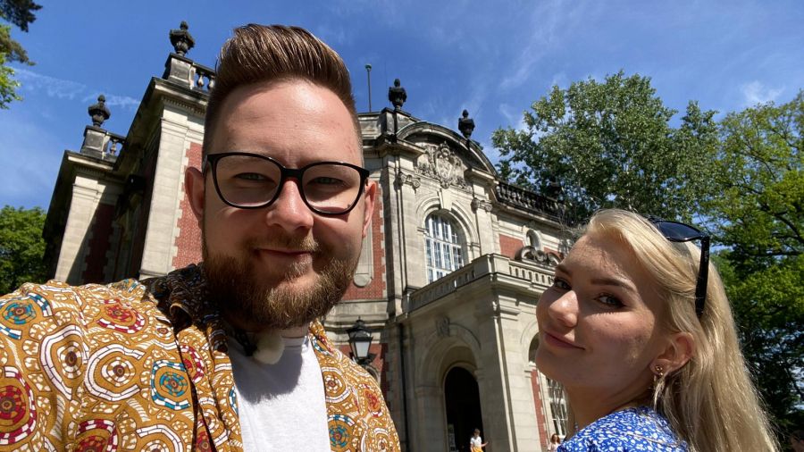 Zuzanna Czyż i Kamil Nowak na tle Pałacu Kawalera w Świerklańcu. Fot. TVP3 Katowice