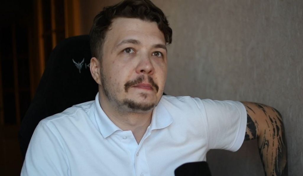 Раман Пратасевіч падчас эфіру расказвае пра пасяджэнне суду. (Фота: скрыншот з канала «Рома говорит» / YouTube)