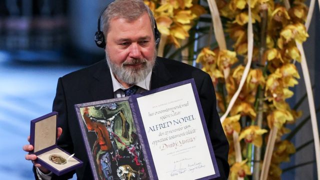 Дзмітрый Муратаў з Нобэлеўскай прэміяй міру – 2021. (Фота: ТАСС)