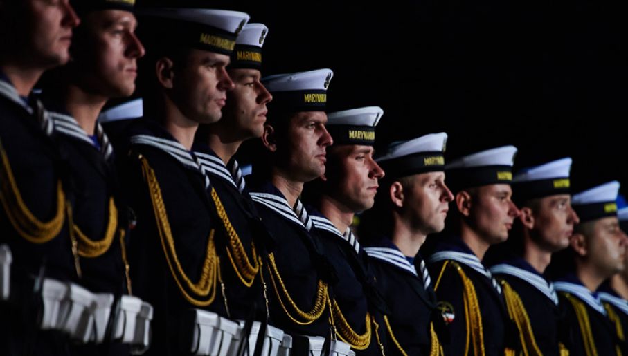 Marynarze z Marynarki Wojennej RP pełnią wartę honorową podczas uroczystości upamiętniających 75. rocznicę wybuchu II wojny światowej na Westerplatte (fot. PAP/Adam Warżawa)
