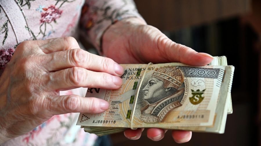Odebrał pieniądze od seniorki i oddał je policji. Kurier nie chciał być złodziejem