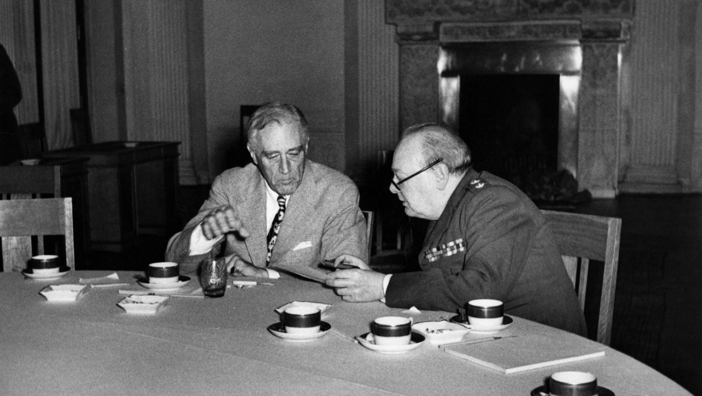 Franklin D. Roosevelt i Winston Churchill rozmawiają w cztery oczy w przerwie konferencji w Jałcie, 4 – 11 lutego 1945. Fot. awkz / Interfoto / Forum