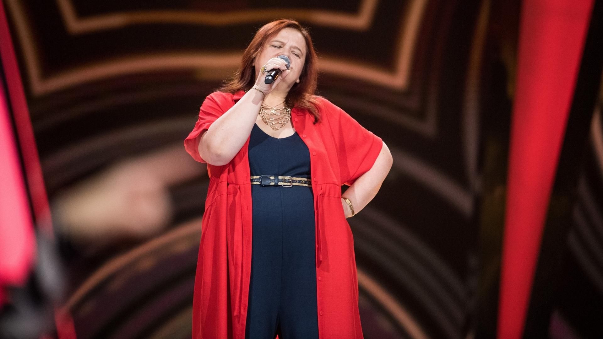 Dorota Zimnoch, nauczycielka gry na gitarze, w programie „The Voice Senior” wykonała piosenkę „Gdzie ci mężczyźni” Danuty Rinn. Fot. Waldemar Kompała/ TVP