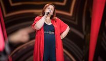 Dorota Zimnoch zaprezentowała swoje umiejętności muzyczne w programie „The Voice Senior”, wykonując utwór „Gdzie ci mężczyźni” Danuty Rinn. Jej występ był pełen emocji i pasji.