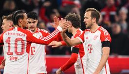 Harry Kane próbuje zdobywać bramki nawet w tak ekwilibrystyczny sposób (fot. Getty).