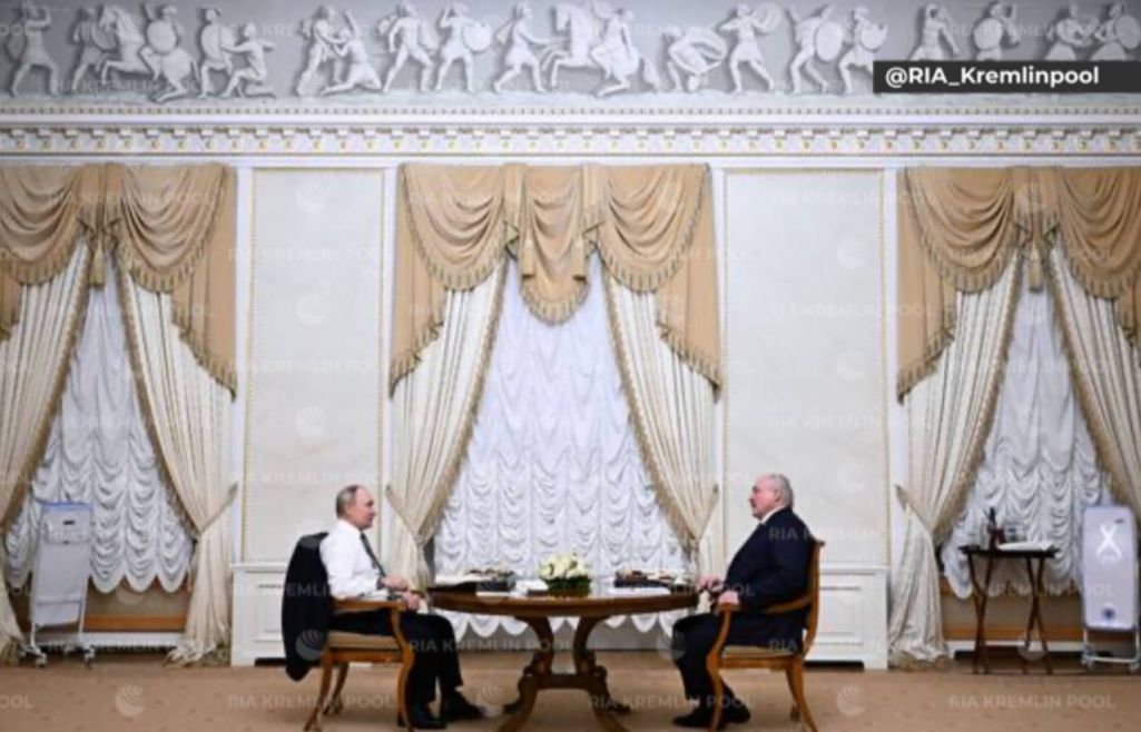 Лукашэнка і Пуцін вячэраюць. (Фота: RIAKremlinpool / Telegram)