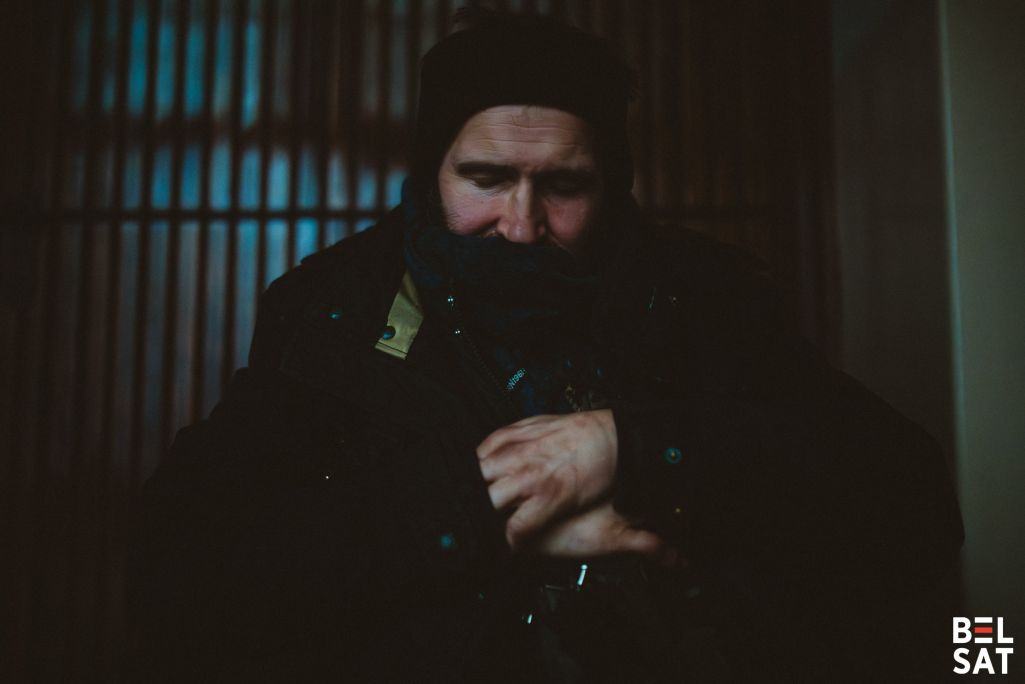 Віктар спіць у адным з касцёлаў. Варшава, Польшча. 11 снежня 2024 года. Фота: Белсат