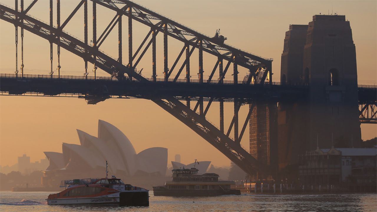 Pięciomilionowe Sydney jest spowite dymem (fot. PAP/EPA/STEVEN SAPHORE)