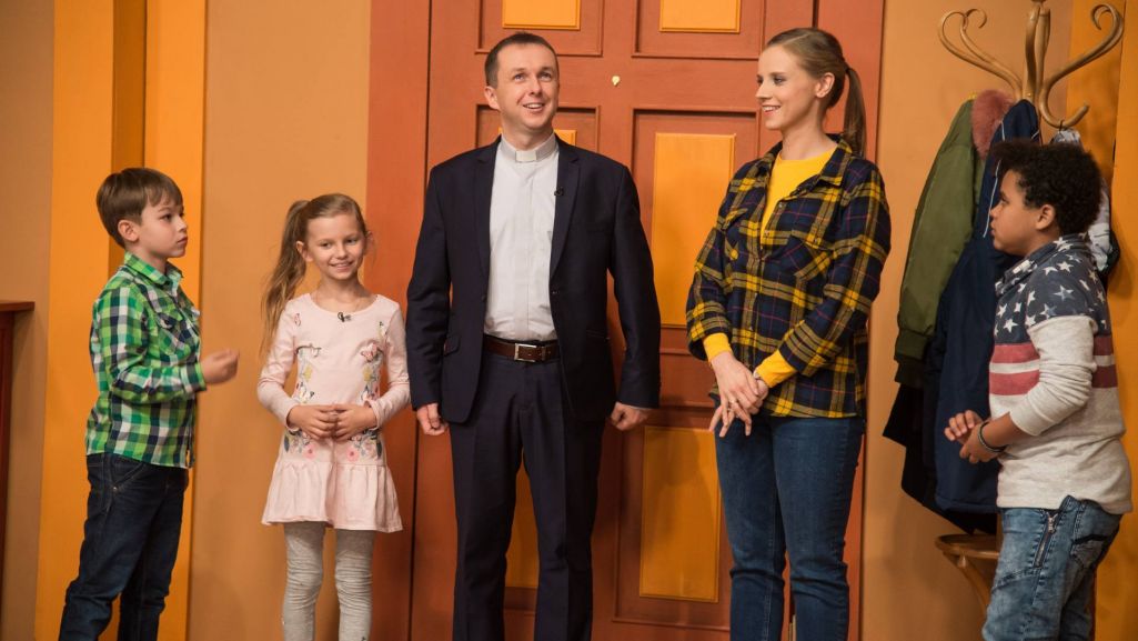 W programie występują dzieci oraz prowadzący, Ewelina Grzebinoga i ksiądz Adam Węgrzyn. Fot. Jan Bogacz/ TVP