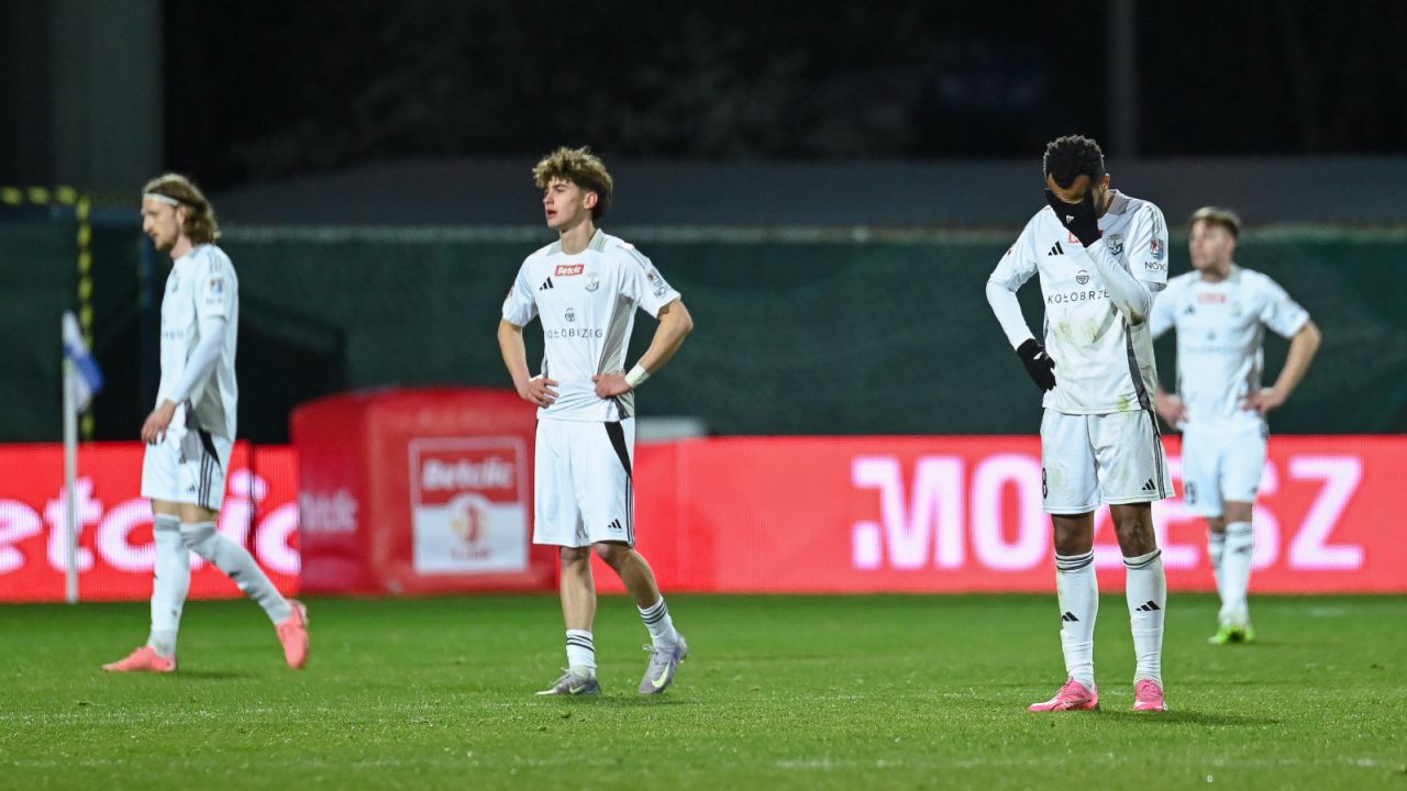 Piłkarze Kotwicy Kołobrzeg mogą nie przystąpić do rozgrywek Betclic 2 Ligi (fot. 400mm)