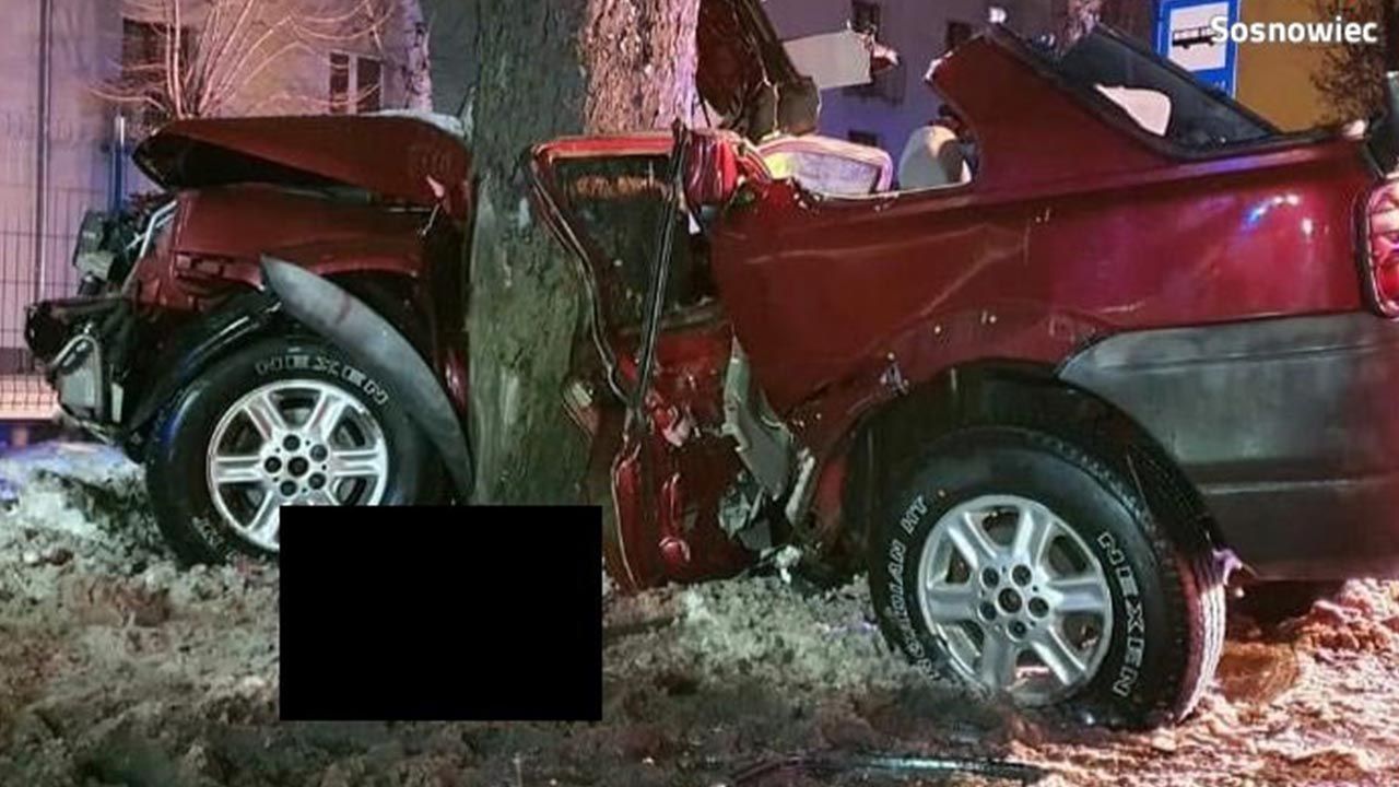 Z auta niewiele zostało (fot. Policja) Z auta niewiele zostało (fot. Policja)