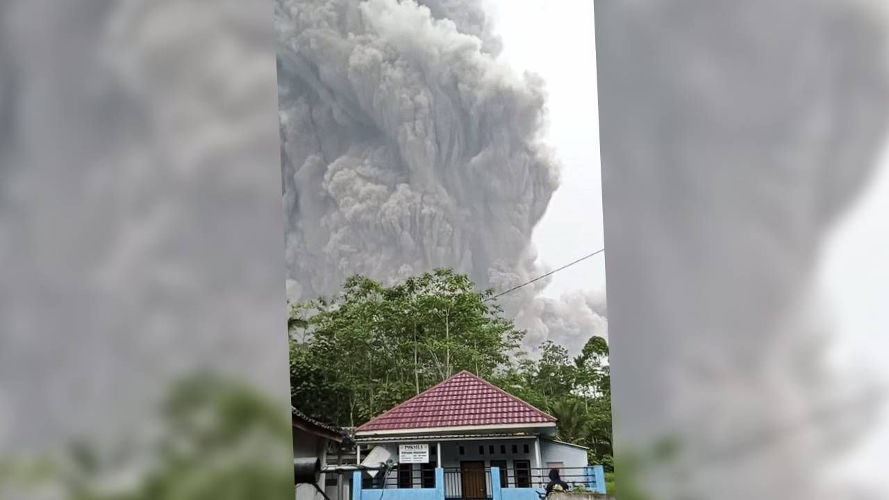 Po erupcji lokalne władze ustanowiły strefę zamkniętą w promieniu 5 km od krateru (fot. PAP/EPA/Indonesian National Board for Disaster Management (BNPB
