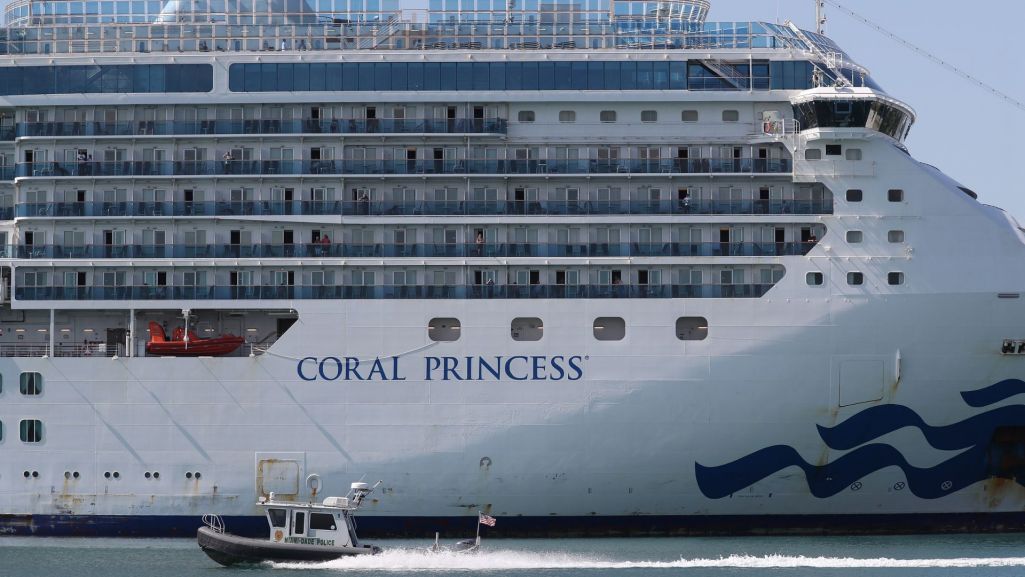 Łódź policyjna mija statek wycieczkowy „Coral Princess”. Fot. Joe Raedle/Getty Images