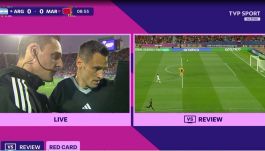 Dwuczęściowy ekran transmisji meczu finałowego Mistrzostw Świata U-20 między Argentyną a Marokiem. Po lewej stronie widzimy dwóch sędziów oglądających sytuację na monitorze podczas wideoweryfikacji po zgłoszeniu challenge’u przez trenera Maroka Mohameda Ouahbiego. To moment, który zmienił losy meczu – po faulu sędzia przyznał Maroku rzut wolny, z którego padł gol na 1:0 (fot. TVP Sport). 