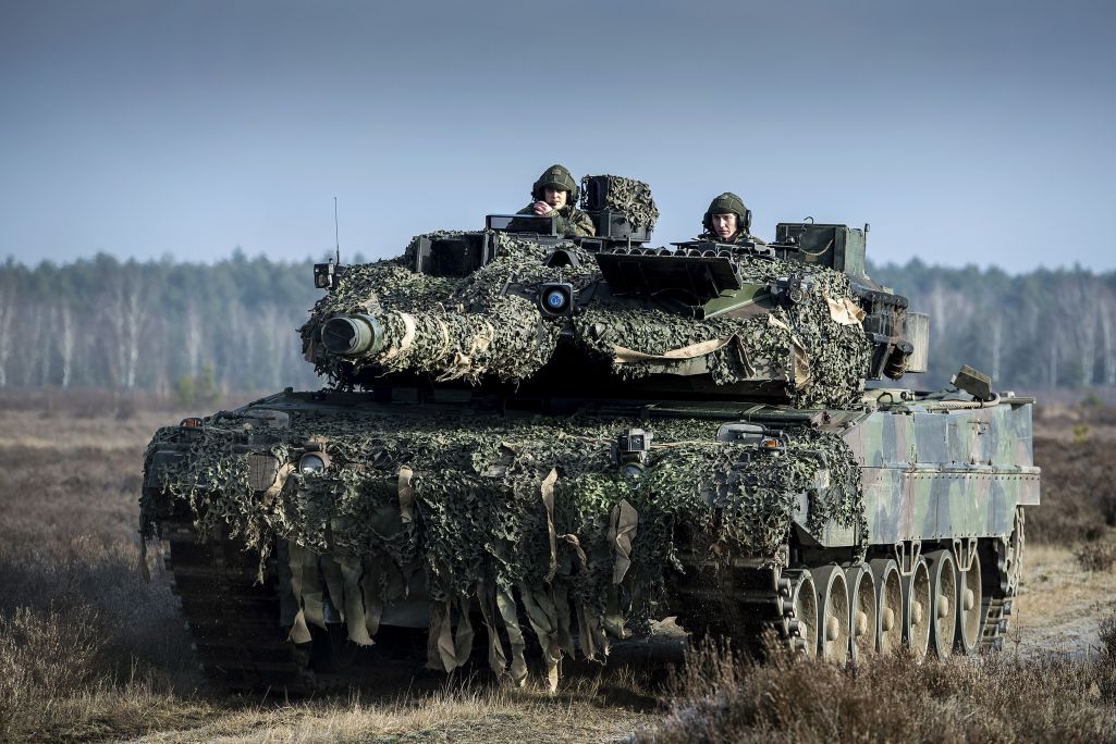 Танк «Leopard 2A6» на вучэннях «Peacock Supremacy». Кліц, Нямеччына. 15 лютага 2018 года. (Фота: defensie.nl / Wikimedia, CC0 1.0)