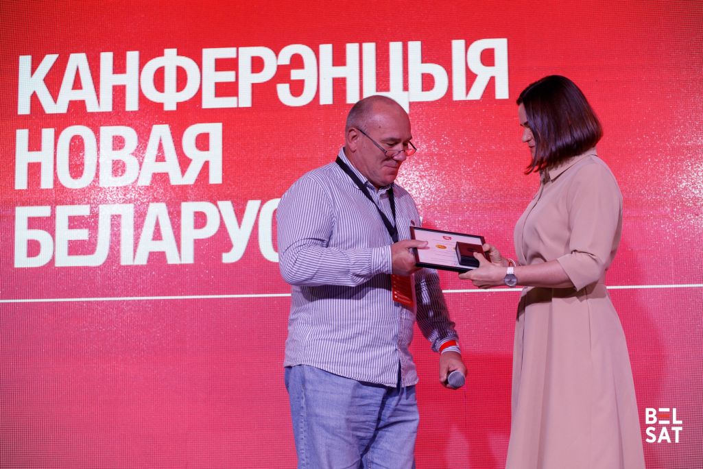 Узнагароджванне падчас канферэнцыі «Новая Беларусь» 4 жніўня. Фота: «Белсат»