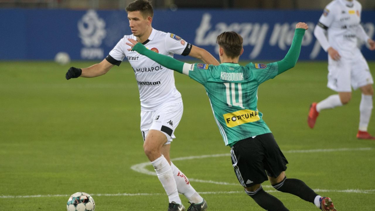 Mateusz Możdżeń (z lewej) nie pomógł swoim kolegom. Widzew po jego faulu grał w "dziesiątkę" już od 36. minuty (fot. PAP).