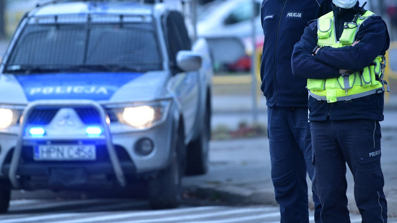 Policjant zatrzymał kobietę do kontroli drogowej (fot. PAP/P.Piątkowski, zdjęcie ilustracyjne)