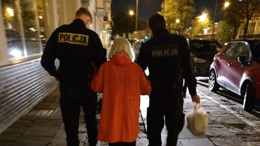 Policjanci pomogli zagubionej seniorce dotrzeć do domu (fot. Wielkopolska Policja/FB)