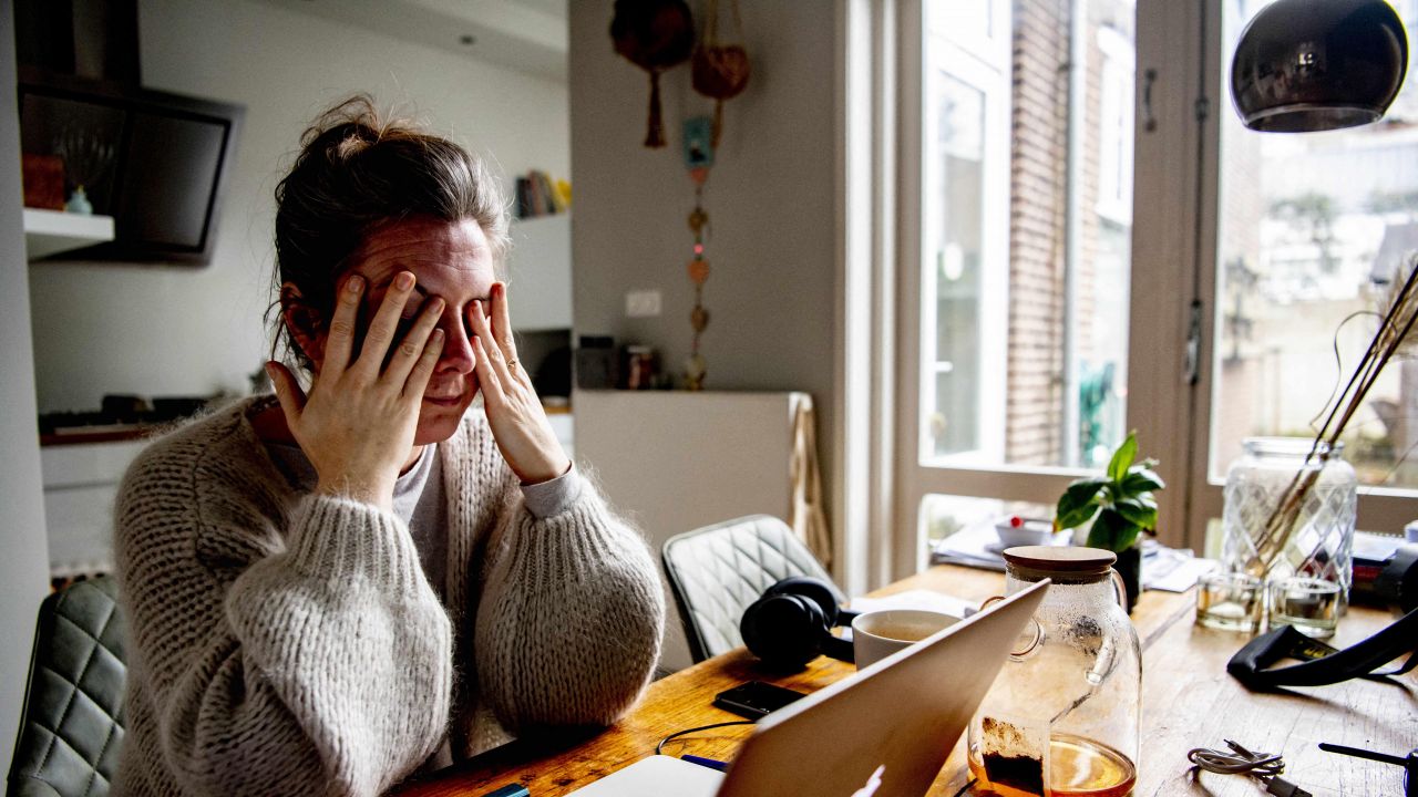 Zdrowiu szkodzi nie tyle Internet, co czas spędzony przed komputerem (fot. Utrecht Robin/ABACA)
