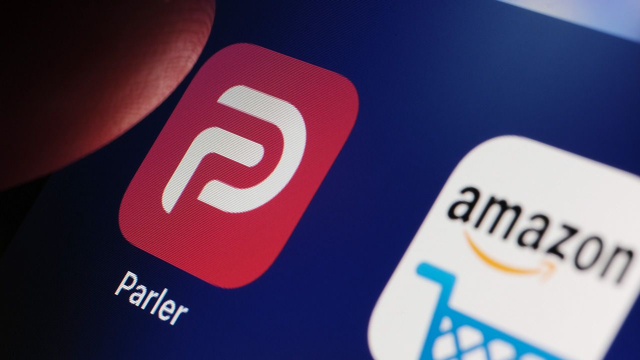 Sąd nie przychylił się do wniosku serwisu Parler (fot. Shutterstock/Ascannio) Sąd nie przychylił się do wniosku serwisu Parler (fot. Shutterstock/Ascannio)