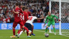 Raheem Sterling był faulowany przez Joakima Maehle (fot. Getty) Anglia Dania 1/2 finału półfinał gol kontrowersja Raheem Sterling Harry Kane Wembley Euro 2020