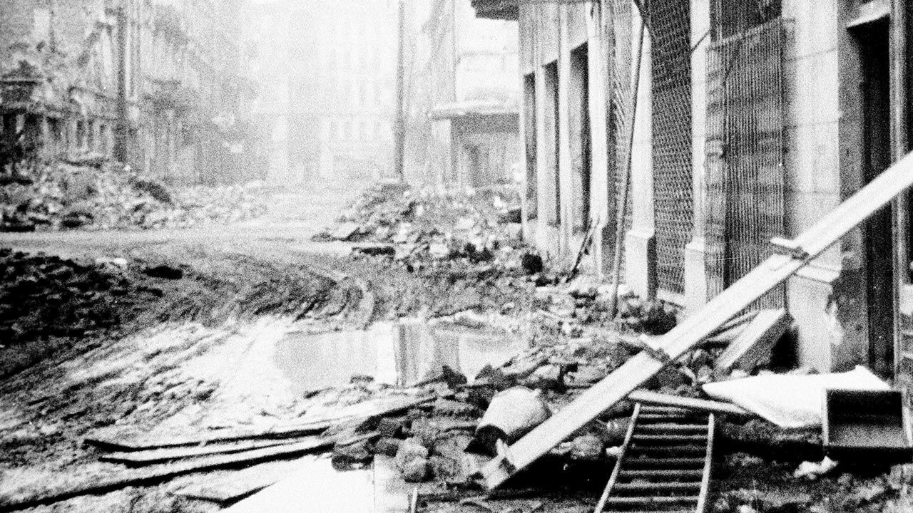Zniszczenia wojenne dokonane przez Niemców (fot.  PAP/APA)