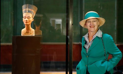 3400-letnie popiersie królowej Nefretete znajduje się w berlińskim Neues Museum. Tu w 2014 egispką piękność oglądała królowa Danii Małgorzata II. Rzeźbę odkrył niemiecki zespół  Ludwiga Borchardta podczas badań w 1912 na terenie Amarny. Nie pokazywano jej Egipcjanom i wprowadzano ich w błąd ws. wyglądu i wartości rzeźby. Drogą morską przewieziono ją do Niemiec, utrzymując wciąż w tajemnicy. Na wystawę trafiła dopiero  w 1924. II wojnę przetrwała w m.in. w bunkrze i kopalni. Fot. Andreas Rentz/Getty Images