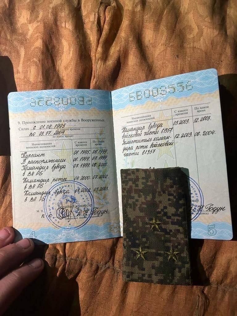 Дакументы, якія паказвае журналіст Андрэй Цапліенка ў пацверджанне таго, што беларус загінуў каля Крынак. (Фота: ЦАПЛІЄНКО_UKRAINE FIGHTS / Telegtam)