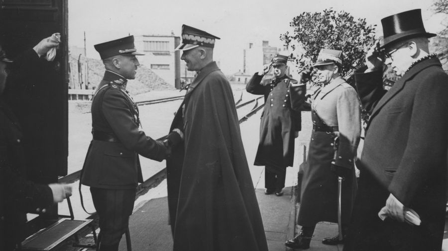 Już powitanie w Warszawie gen.Stasys Rastikis miał królewskie. Na Dworzec Wschodni pofatygował się marszałek Edward Śmigły Rydz. Fot. NAC/IKC