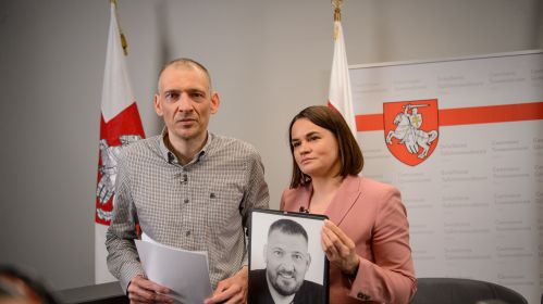 Былы кандыдат на прэзідэнцтва 2020 года і былы палітвязень Сяргей Ціханоўскі і ягоная жонка, лідарка дэмакратычных сілаў Святлана Ціханоўская падчас прэс-канферэнцыі з удзелам шасці палітвязняў, вызваленых 21 чэрвеня. Агулам вызвалілі 14 палітзняволеных, сярод якіх журналіст Ігар Карней, былая выкладчыца МДЛУ Наталля Дуліна. Вільня, Літва. 22 чэрвеня 2025. Фота: Белсат