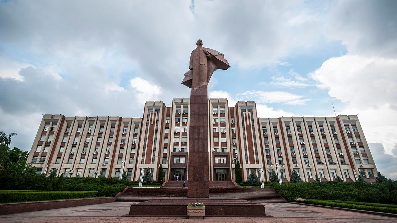 Pomnik Lenina przed budynkiem parlamentu w Tyraspolu (fot. PAP/EPA/Zsolt Czegledi)