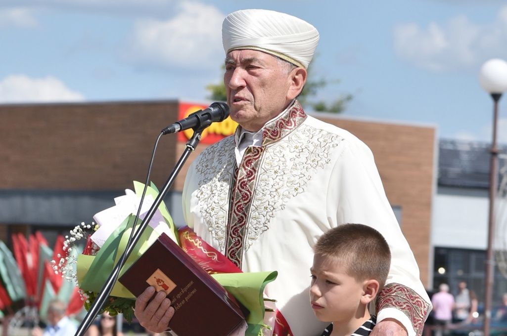 Муфцій Абу-Бекір Шабановіч атрымлівае званне ганаровага грамадзяніна Івейскага раёну. Іўе, Беларусь. 12 жніўня 2023 года. (Фота: Op-soyuz.ru)
