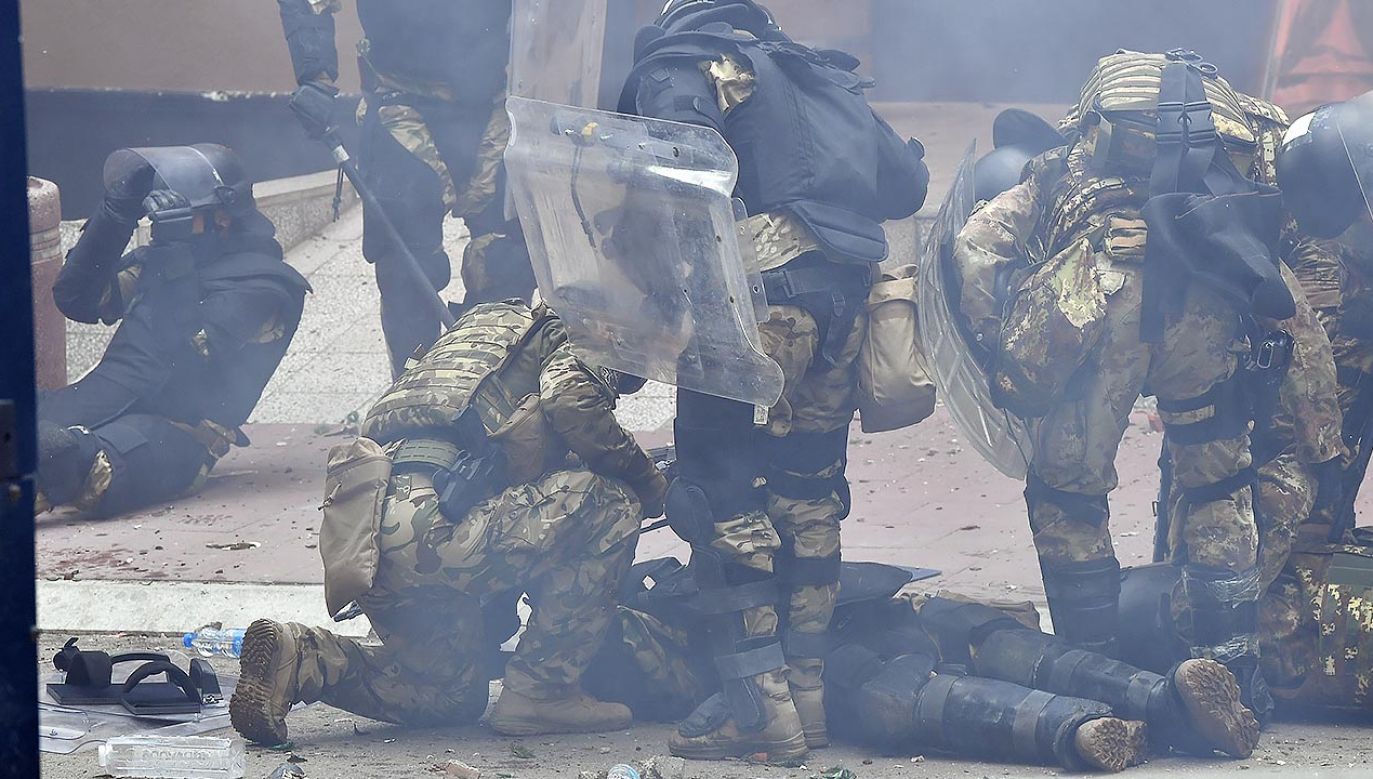 W Kosowie doszło do starć pomiędzy żołnierzami NATO a protestującymi Serbami (fot. PAP/EPA/GEORGI LICOVSKI)