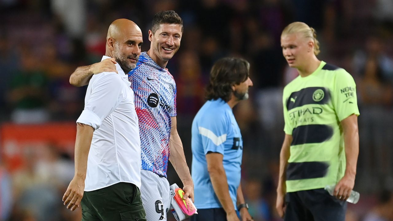 Pep Guardiola z lewej i Robert Lewandowski (fot. Getty)