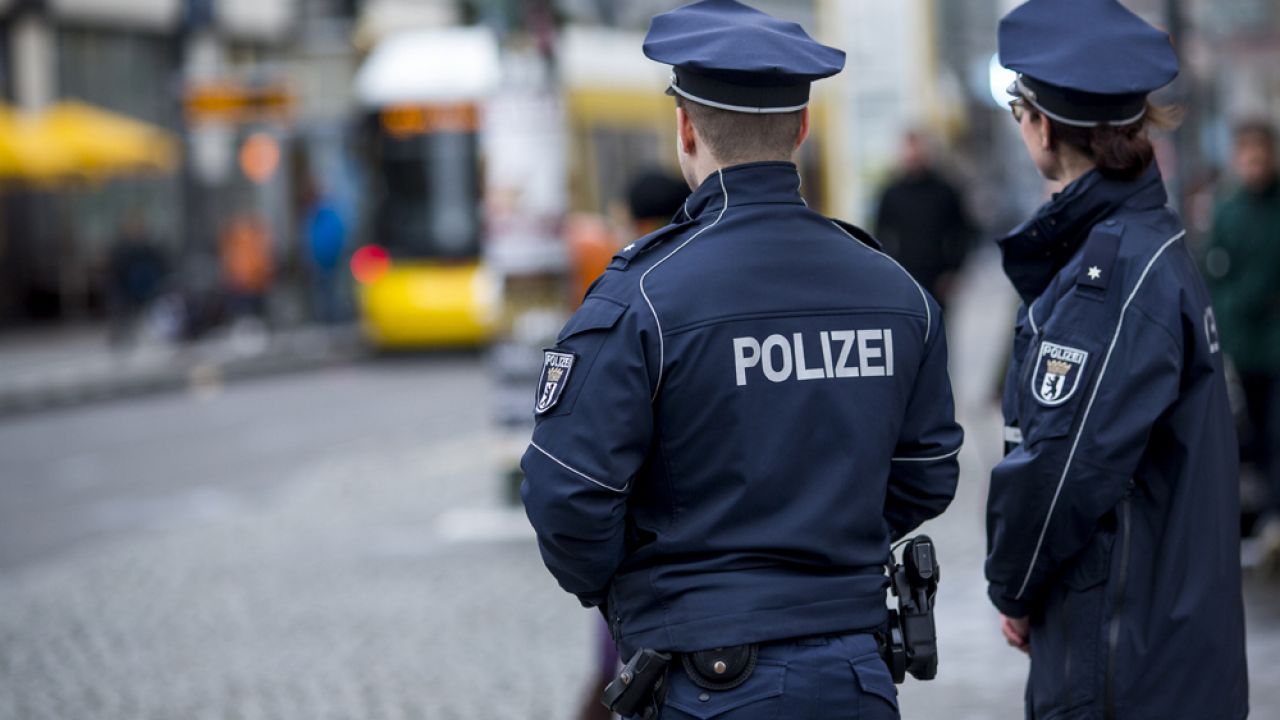 {Policja zatrzymała na miejscu zdarzenia młodego mężczyznę, który z nieznanych do tej pory powodów ranił nożem kuchennym ludzi na ulicy (fot. Carsten Koall/ Stringer/Getty Images) {Policja zatrzymała na miejscu zdarzenia młodego mężczyznę, który z nieznanych do tej pory powodów ranił nożem kuchennym ludzi na ulicy (fot. Carsten Koall/ Stringer/Getty Images)