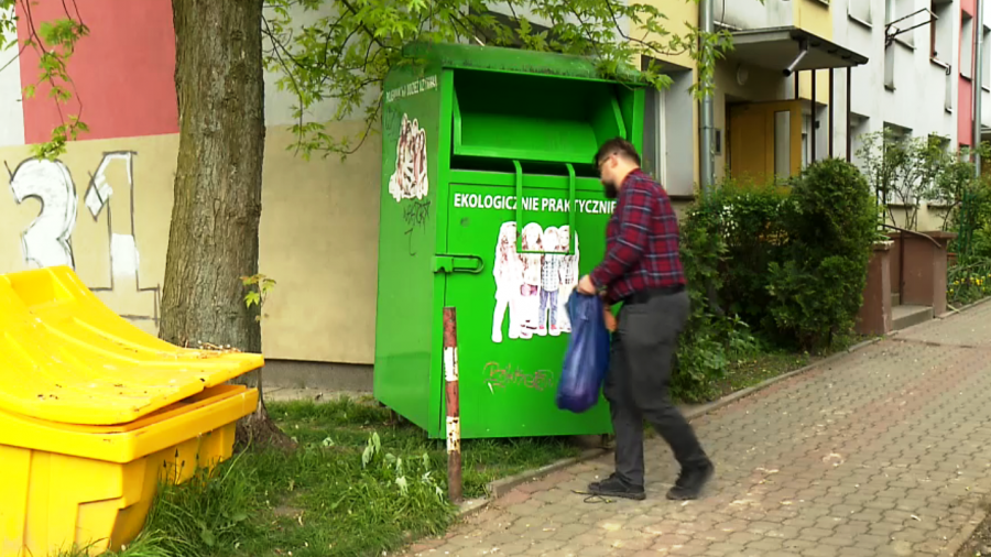 Zużyte tekstylia powinny trafiać do PSZOK-u lub specjalnych kontenerów. W Kielcach jest ich już 400  
